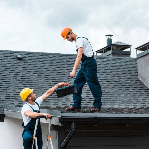 muncitori acoperisuri ajutânduse unul pe altul